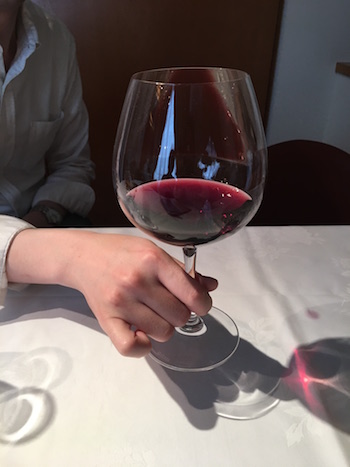 ソムリエに訊く ワイングラスの形状の秘密 持ち方 マナーなど